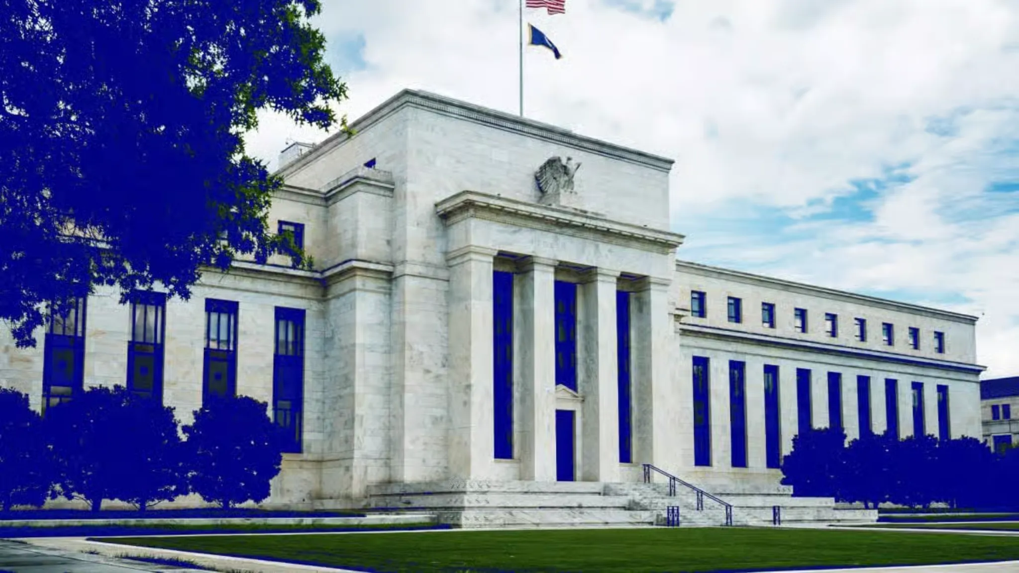 Federal Reserve building amid debate over the skinny master account proposal and its impact on the crypto industry